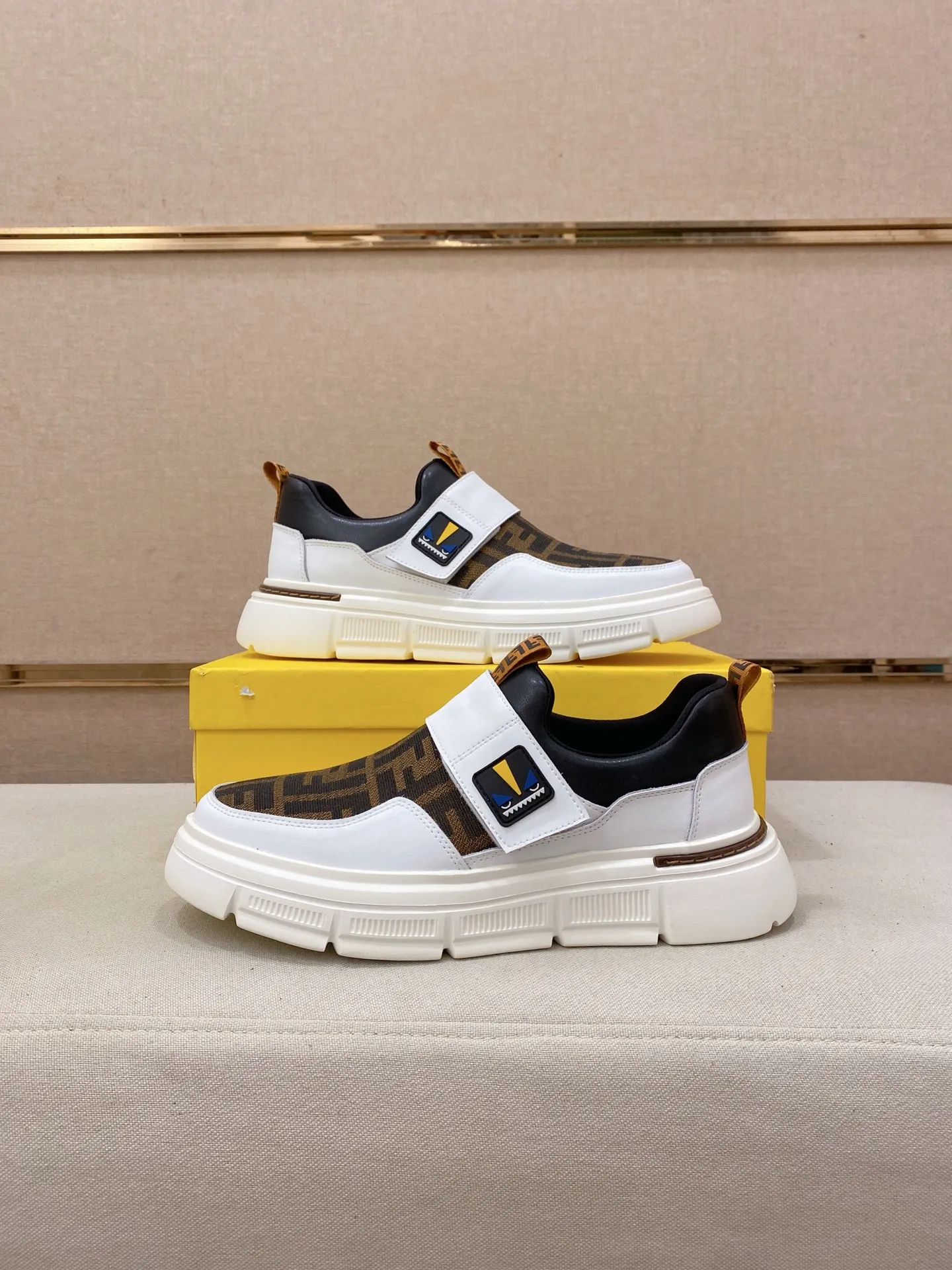 Men's shoes 💰 400💰 (fendi) New style 👊🏻 upper 🇮🇹 imported cowhide fabric 🇩🇪 lining imported sheepskin lining. The original outsole is molded to highlight the identity of every man, and the upper foot is elegant and stable🚶🏻🚶🏻The high-end custom counters reproduce the original version📯No matter the wind or rain, the shoe last remains unchanged and can withstand the verification of time🔍️,🔵 Size: 38-44